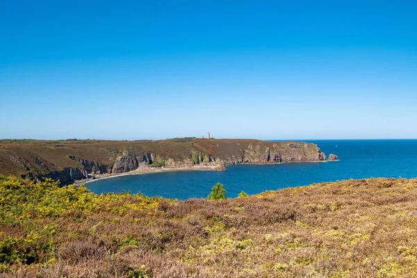 Tour sur le GR34 en Bretagne avec loin au large du Cap Frehel et son li — Photo