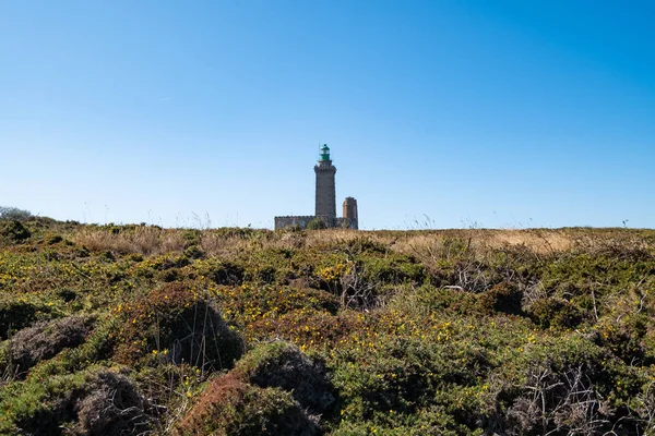 Montar en el GR34 en Bretaña con lejos del cabo Frehel y su li —  Fotos de Stock