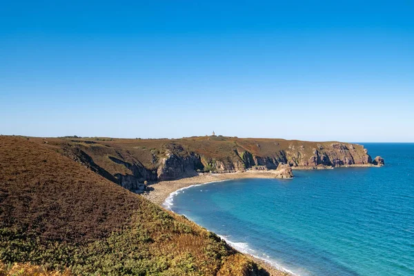 Rida på Gr34 i Bretagne med långt bort Cape Frehel och dess li — Stockfoto