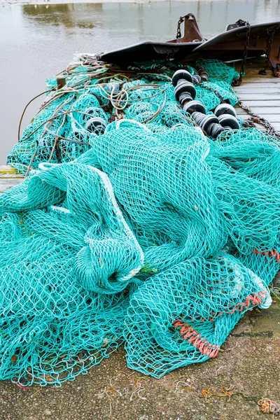 Halatları ve yüzgeçleriyle bir dubanın üzerinde mavi balık ağı — Stok fotoğraf