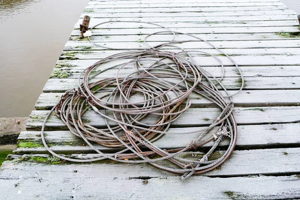Fishing boat cables on a pontoon covered with morning frost — Stock Photo, Image