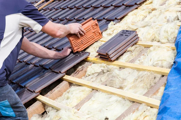 A roofer laying tile on the roof — Stock Photo, Image