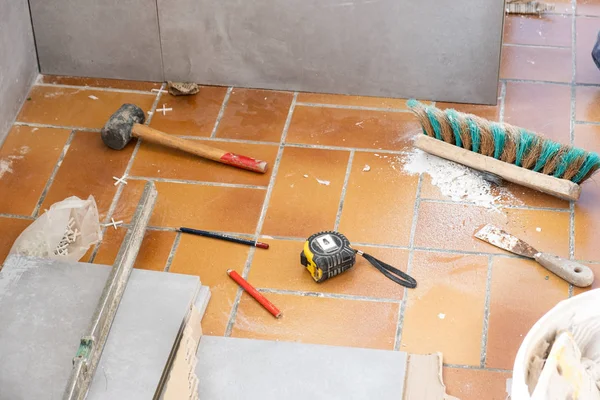 Sitio de instalación de baldosas de cerámica con sus herramientas — Foto de Stock