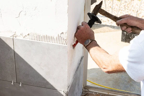 The mason prepares the wall with a chisel before laying a cerami — ストック写真