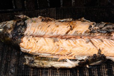 Izgarada mangal yapan otlarla doldurulmuş somon balığı.