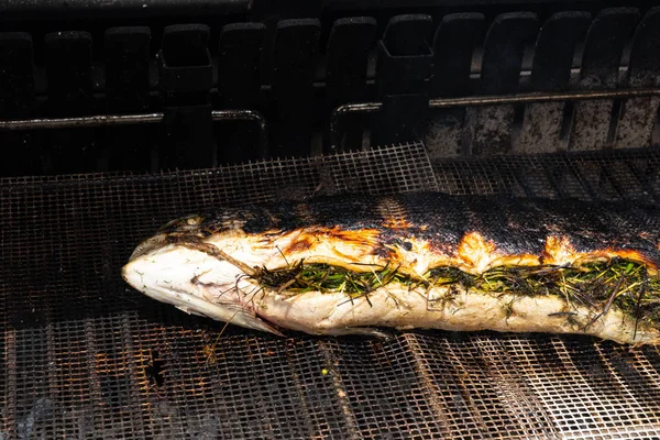 Laks fyldt med urter grilling på grillen - Stock-foto