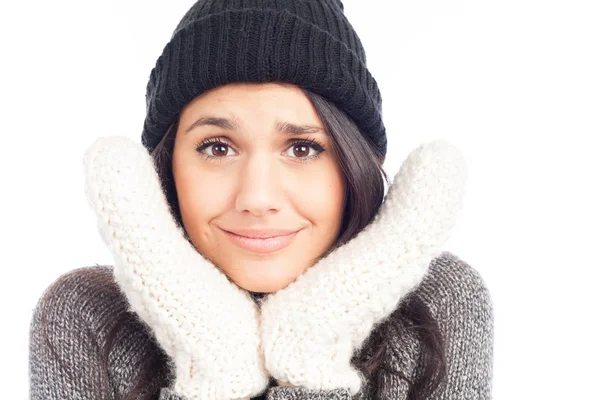 Bella donna bruna con un cappello di lana un maglione e guanti smi — Foto Stock