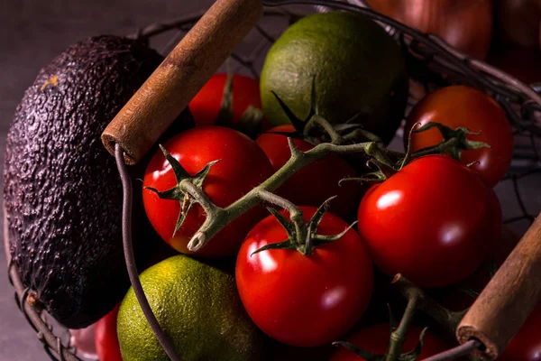 Cartel de una cesta vieja con tomates de ajo de cebolla para decorar t —  Fotos de Stock