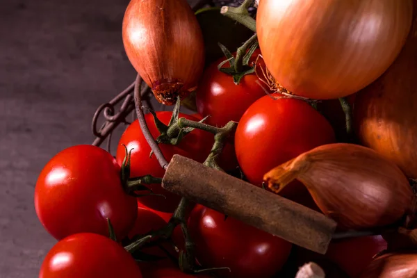 Cartel de una cesta vieja con tomates de ajo de cebolla para decorar t —  Fotos de Stock