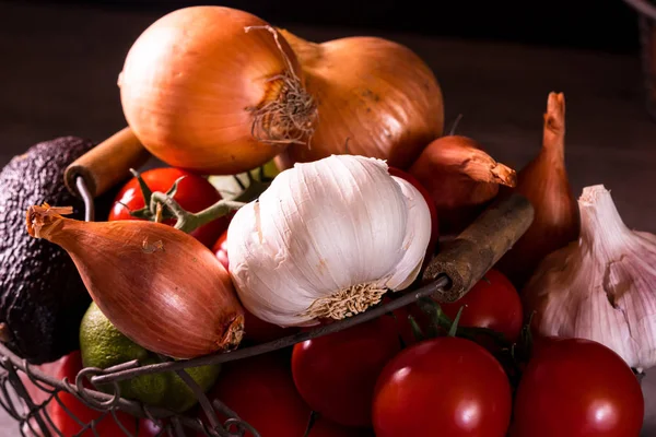 Cartel de una cesta vieja con tomates de ajo de cebolla para decorar t —  Fotos de Stock