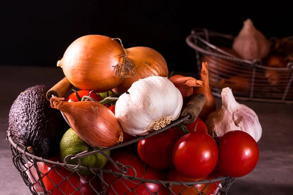 Cartel de una cesta vieja con tomates de ajo de cebolla para decorar t —  Fotos de Stock