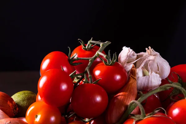 Tomates y cebollas de ajo surtidos para una decoración de cocina pos —  Fotos de Stock