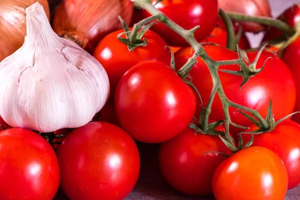 Assorted garlic tomatoes and onions for a kitchen decoration pos — Stock Photo, Image