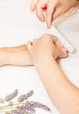 Güzellik cilası çivi pol koymadan önce müşterinin tırnakları