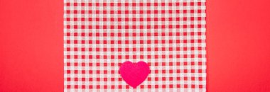 Valentin için kırmızı ve beyaz Vichy kumaş arka planlı pankart