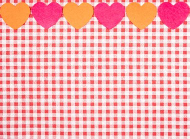 Sevgililer Günü için kırmızı ve beyaz Vichy kumaşlı arka plan.