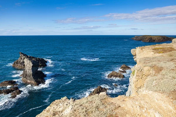 Klipporna och klipporna i havet på den berömda ön Belle Ile — Stockfoto