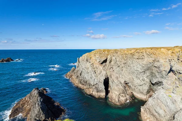 Klipporna och klipporna i havet på den berömda ön Belle Ile — Stockfoto