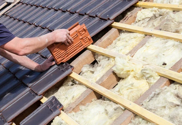 A roofer laying tile on the roof — Stock Photo, Image