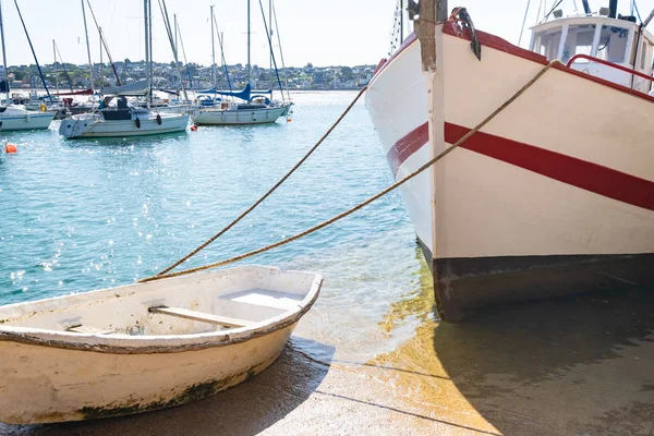 Fischtrawler mit seinem Tender Boot im Laderaum des Hafens von — Stockfoto