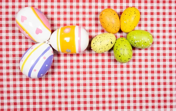 Mélange d'oeufs de Pâques de toutes les couleurs et tailles sur un fond de re — Photo
