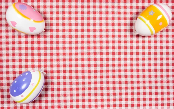 Mélange d'oeufs de Pâques de toutes les couleurs et tailles sur un fond de re — Photo