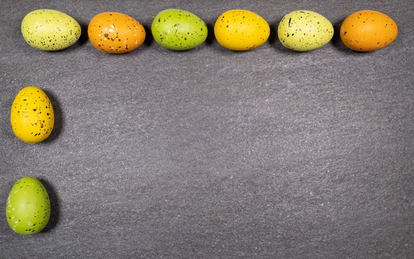 Mieszanina wielkanocny jajko wszystek kolor i rozmiar na szary granitowy sto — Zdjęcie stockowe