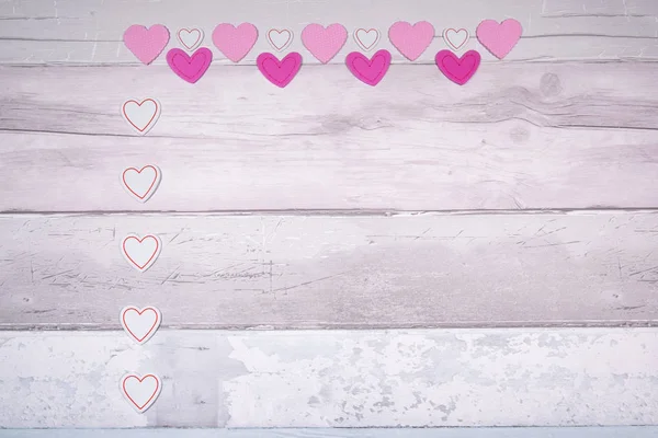 ピンクは古い寄木細工の床のような古い木製の板の背景に心を感じました バレンタインデーの概念と一般的に愛 — ストック写真