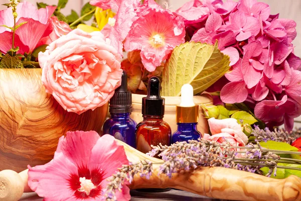 Illóolaj Tartalmú Virágok Palackok Aromaterápiához — Stock Fotó