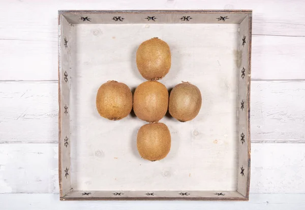 Five Kiwis Placed Middle Old Wooden Tray Background Old Wooden — 스톡 사진