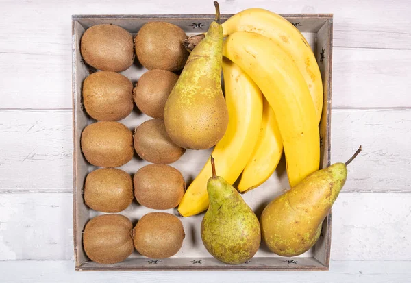 Bananas Pêras Conferência Kiwis Colocados Uma Bandeja Madeira Velha Fundo — Fotografia de Stock