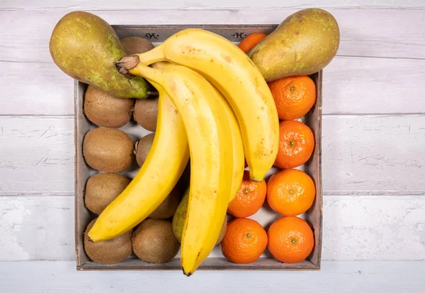 Bananas Pêras Conferência Tangerinas Kiwis Colocados Uma Bandeja Madeira Velha — Fotografia de Stock