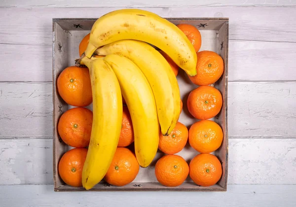 Mandarins Bananas Old Wooden Tray Background Old Wooden Floor — 스톡 사진