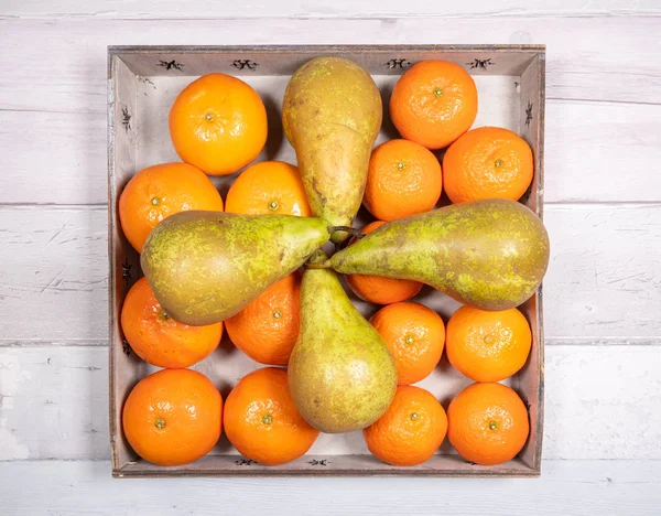 Pere Conferenza Con Mandarini Clementine Vecchio Vassoio Legno Uno Sfondo — Foto Stock