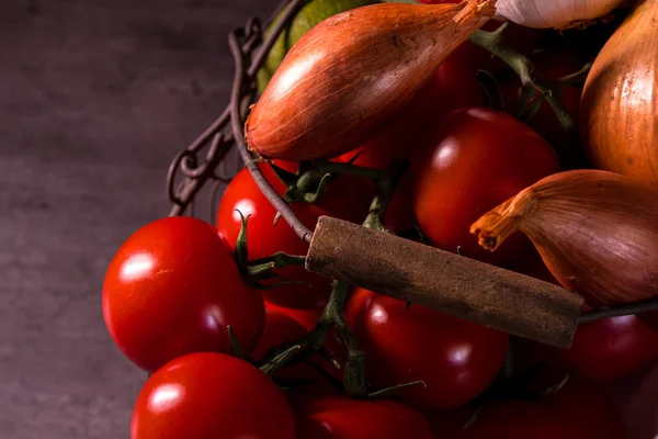 Póster Una Canasta Vieja Con Tomates Ajo Cebolla Para Decorar —  Fotos de Stock