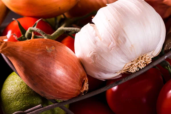 Poster Eines Alten Korbes Mit Zwiebeltomaten Zur Dekoration Der Küche — Stockfoto