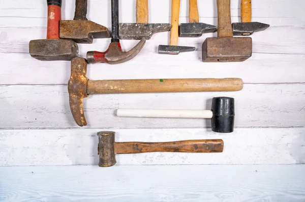 Conjunto Diferentes Tipos Martillos Viejos Sobre Fondo Madera Vista Superior — Foto de Stock