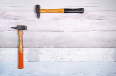 Yukarıdan çekiçler yarım kare şeklinde görünüyor. Metin için boş alan