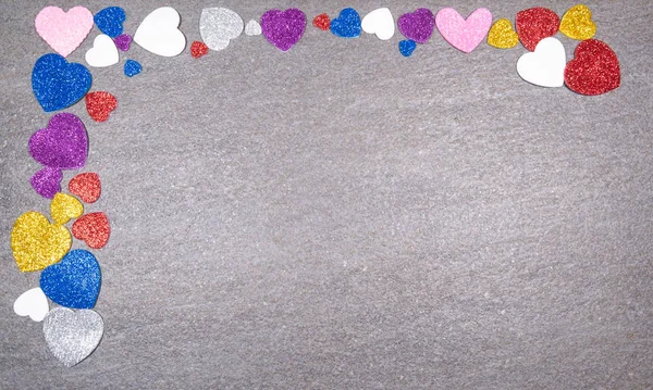 灰色の花崗岩の背景のすべての色の輝きのカラフルな心 バレンタインデーの概念と一般的に愛 — ストック写真