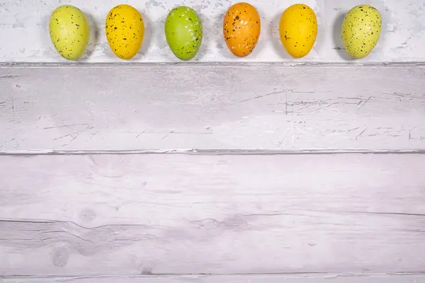 Huevos Pascua Verdes Amarillos Anaranjados Sobre Fondo Viejas Tablas Madera —  Fotos de Stock