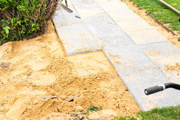 Leggen Van Grindplaten Zand Een Steegje Maken — Stockfoto