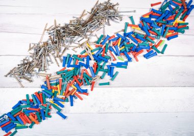 Eski ahşap bir arka planda her renkten vida ve panel seti. en üstteki görünüm.