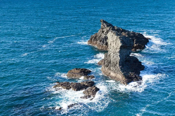 法国著名岛屿贝尔岛海洋中的岩石和悬崖 — 图库照片
