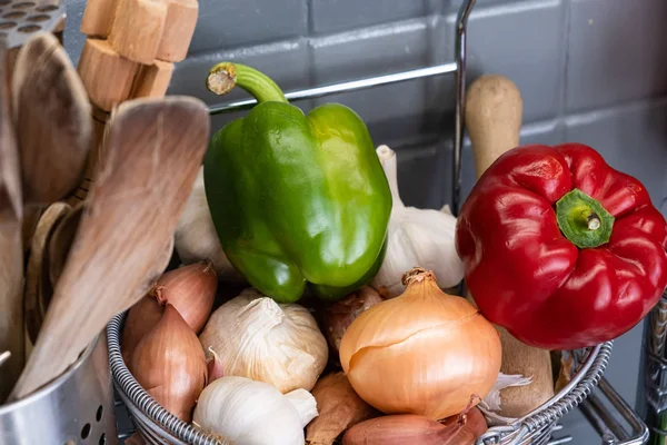 Pequeña Canasta Cocina Junto Los Utensilios Con Ajo Cebolla Chalotes —  Fotos de Stock