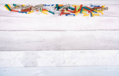 Ahşap, beton ve eski ahşap arka planda alçı için farklı perdeler. en üstteki görünüm.