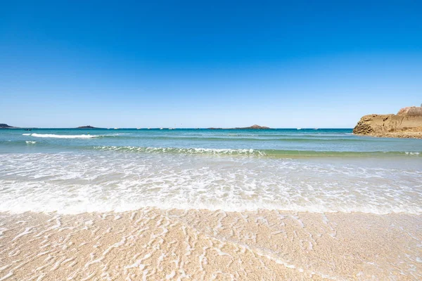 Stor Sandstrand Staden Sables Les Pins Bretagne Vid Lågvatten Sommaren — Stockfoto