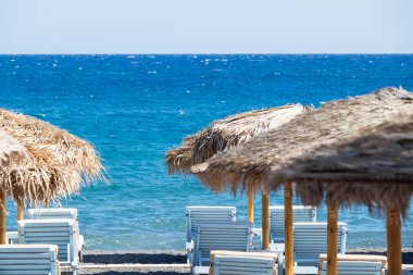 Santorini 'de şemsiyeli ve şezlonglu plaj