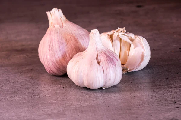 Tre Stora Huvuden Rosa Vitlök Köksbänk — Stockfoto