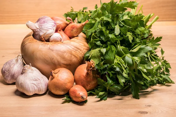 Knoblauch Zwiebel Schalotte Petersilie Mit Stößel Und Olivenholzmörtel — Stockfoto