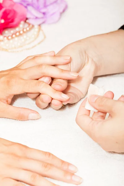 Manicura Uñas Las Manos Una Mujer Antes Aplicar Esmalte Uñas —  Fotos de Stock